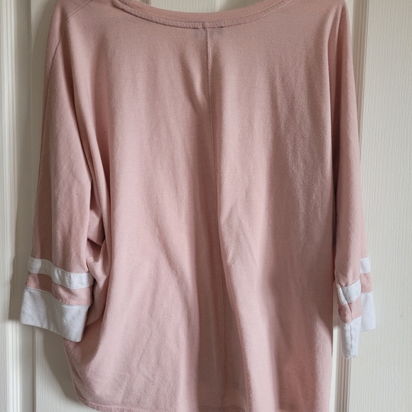 Cute pink top🥂 - Picture 3 of 4